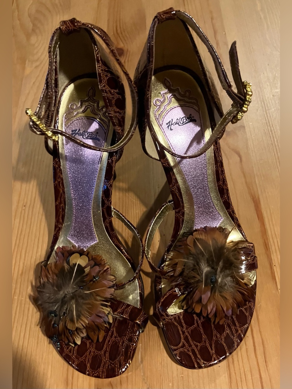 NEW Hale Bob Faux Croc High Heel Women’s Brown Feather Accent Sandals Size 6.5